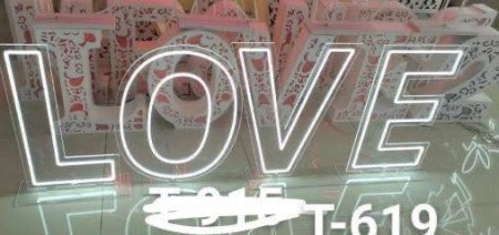 كلمة مضيئة LOVE مع قاعدة حجم كبير 4 قطع ( عرض 60 سم - ارتفاع 55 سم ) الحرف الواحد