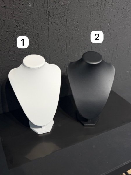 رقبة جلد وسط لعرض اكسسوارات ( ارتفاع 29سم - عرض 18سم  )