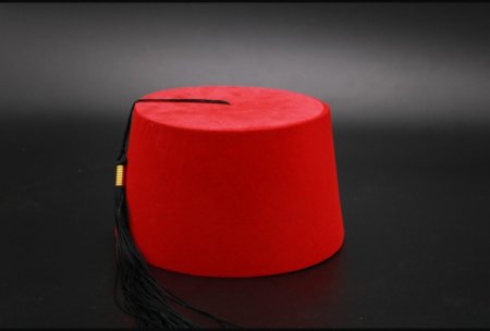 توزيعات طربوش احمر ( عرض 18سم - ارتفاع 10 سم )