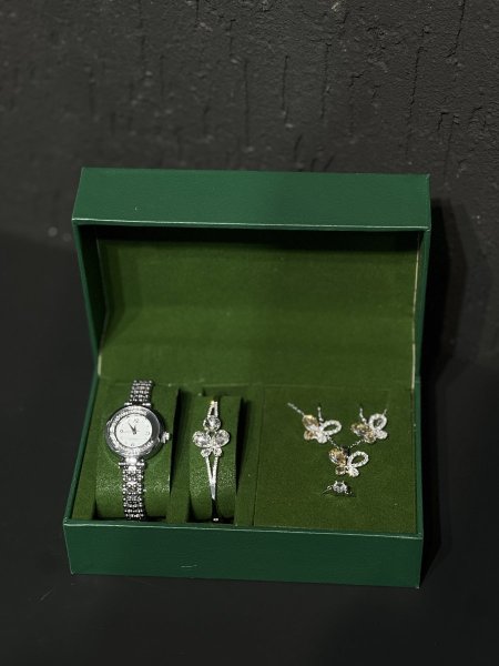 بكج ساعة مع اكسسوار  علبة لون اخضر