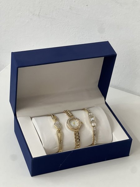 بكج ساعة مع اكسسوار علبة لون ازرق