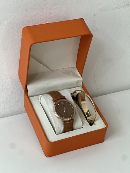 بكج ساعة مع اكسسوار مربع  صغير ستاتي علبة جلد لون برتقالي